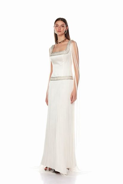 Abendkleid aus Knochenweiß mit eckigem Ausschnitt und Quasten